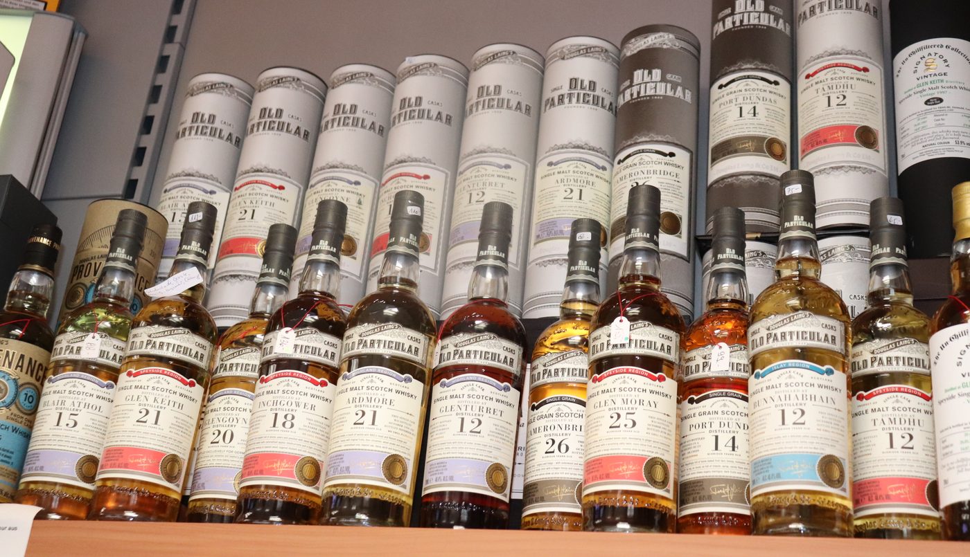 Regal mit Single-Cask-Abfüllungen von Douglas Laing's Old Particular im Fachgeschäft Kiehne