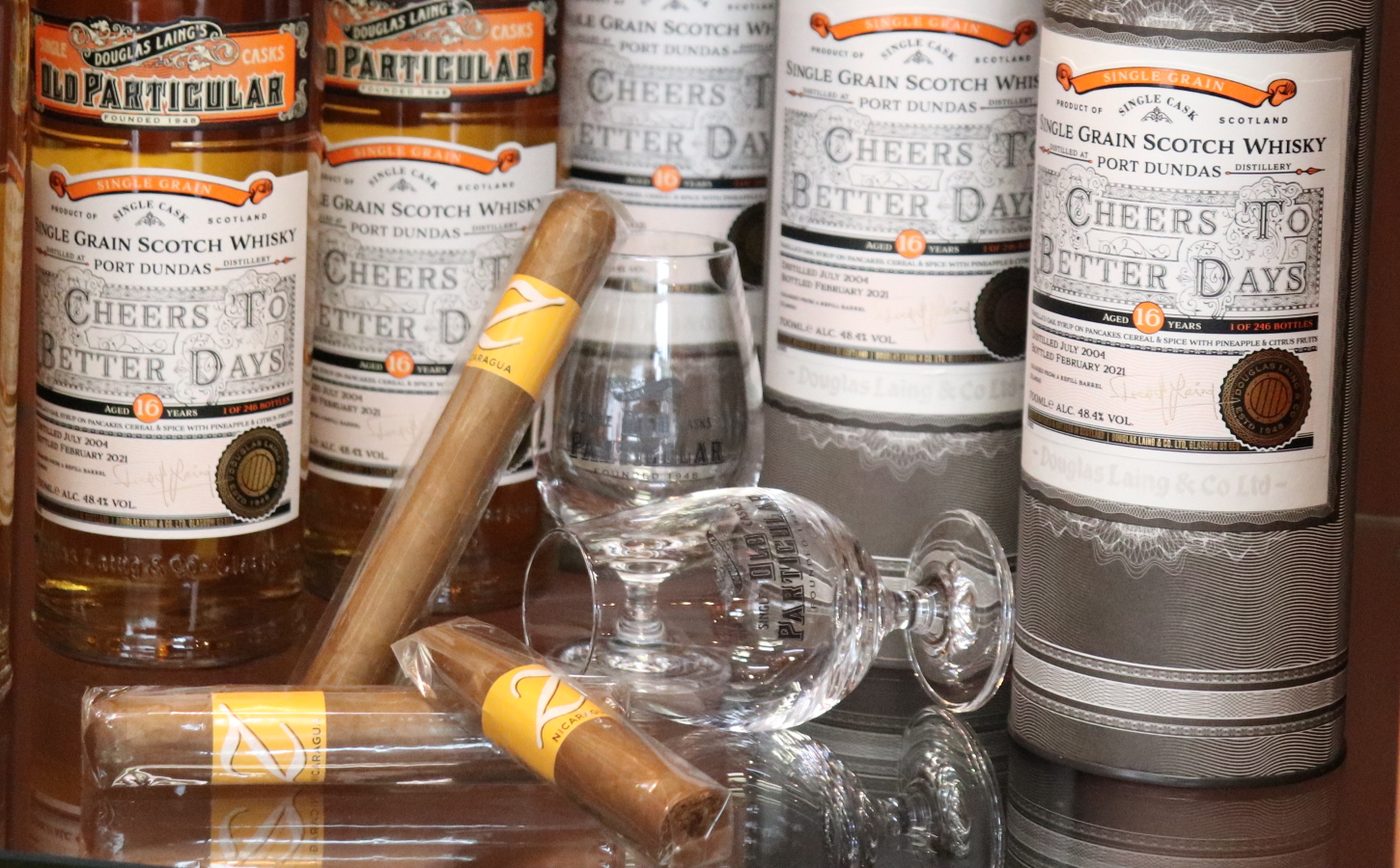 Zigarren neben Whiskygläsern in der Kiehne-Lounge